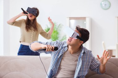 Sanal gerçeklik gözlükleriyle karaoke yapan çiftler