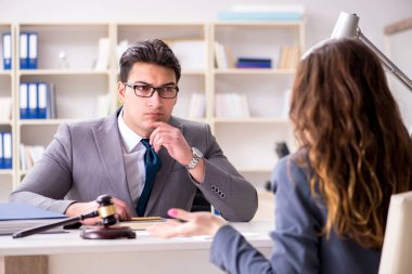 Avukat müvekkil ile hukuk davasını tartışıyor