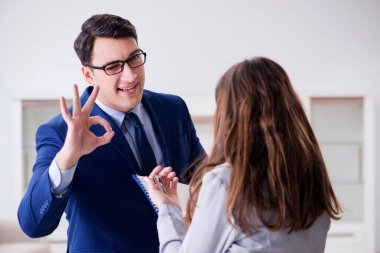 Emlakçı yeni daireyi sahibine gösteriyor.