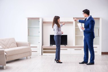 Emlakçı yeni daireyi sahibine gösteriyor.