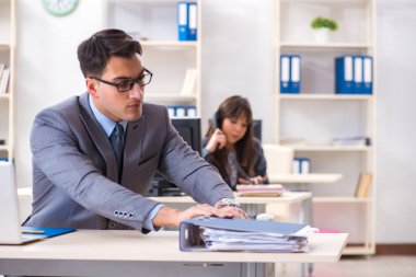 Ofiste çalışan kadın ve erkek.