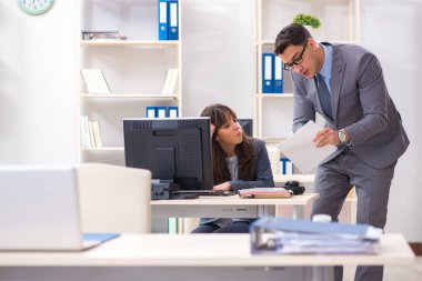 Ofiste çalışan kadın ve erkek.