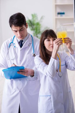 İki doktor plazma ve kan naklini tartışıyor.