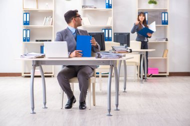 Ofiste çalışan kadın ve erkek.