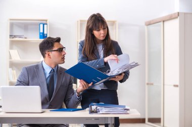 Ofiste çalışan kadın ve erkek.