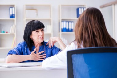 Kıdemli hasta düzenli kontrol için doktoru ziyaret ediyor.