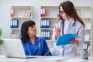 Kıdemli hasta düzenli kontrol için doktoru ziyaret ediyor.