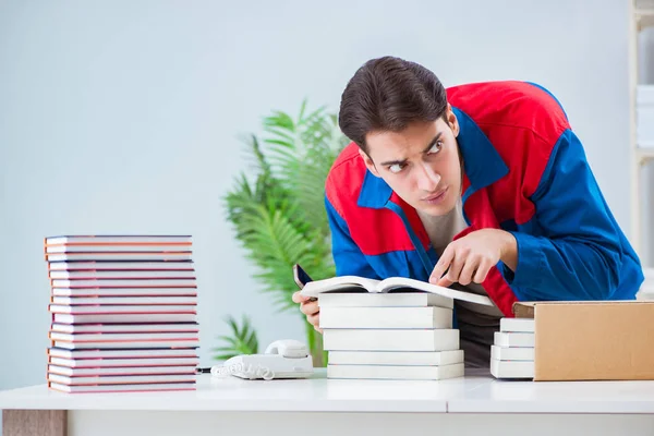 Trabalhador na editora preparando ordem do livro — Fotografia de Stock