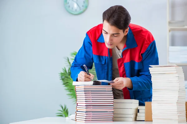 Pracovník v nakladatelství připravuje objednávku knihy — Stock fotografie