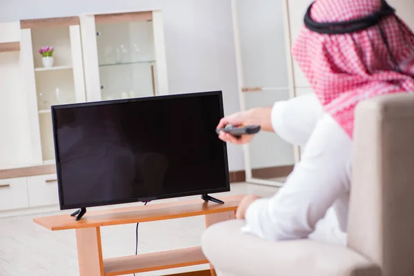 Arabski biznesmen oglądający telewizję w domu — Zdjęcie stockowe