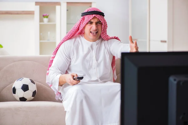 Arap işadamı evde televizyon izliyor. — Stok fotoğraf
