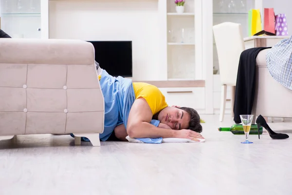 Homme avec désordre à la maison après la fête de la maison — Photo