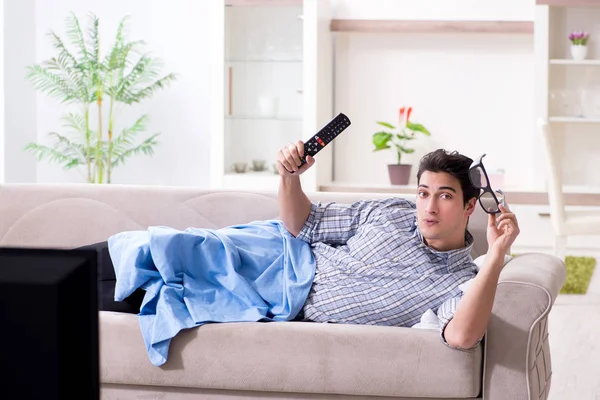 Мужчина смотрит 3D телевизор дома — стоковое фото