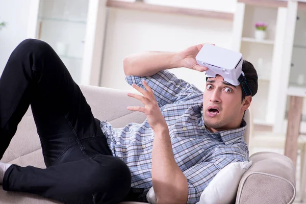 Homem assistindo óculos de realidade virtual em casa — Fotografia de Stock