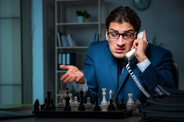 Empresario jugando ajedrez en concepto de estrategia — Foto de Stock