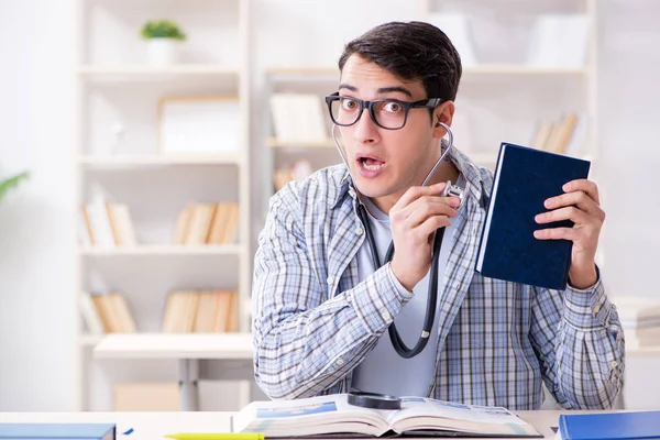 Medische student zit aan de lezing op de universiteit — Stockfoto