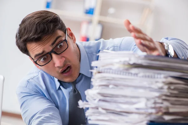 Empresario extremadamente ocupado trabajando en la oficina —  Fotos de Stock