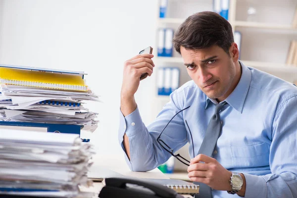 Empresário extremamente ocupado a trabalhar no escritório — Fotografia de Stock