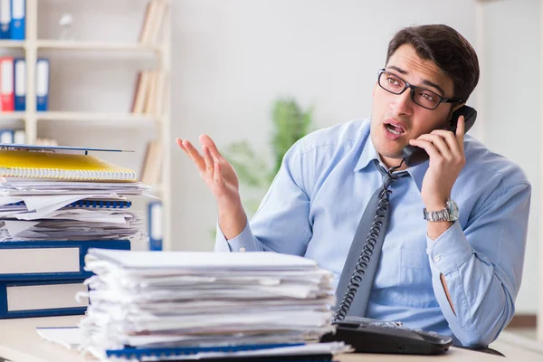 Empresario extremadamente ocupado trabajando en la oficina —  Fotos de Stock