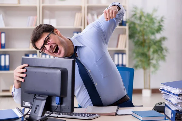 Homem de negócios irritado frustrado com muito trabalho — Fotografia de Stock