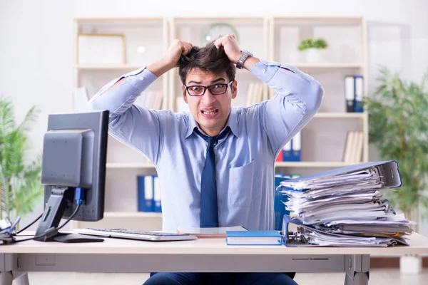 Empresario enojado frustrado con demasiado trabajo —  Fotos de Stock