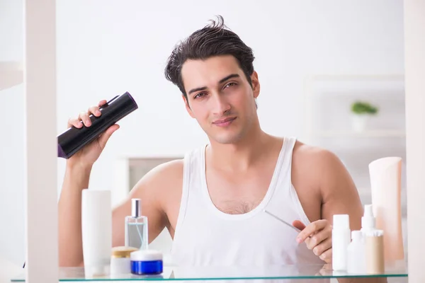 Jovem homem drygin seu cabelo pela manhã — Fotografia de Stock