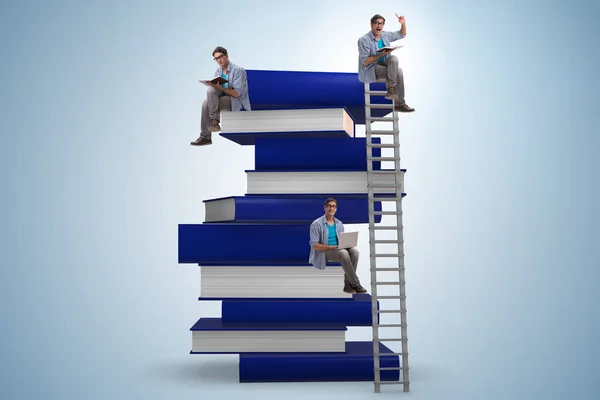 Onderwijs concept met boeken en mensen — Stockfoto