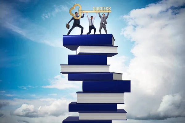Utbildningskoncept med böcker och människor — Stockfoto