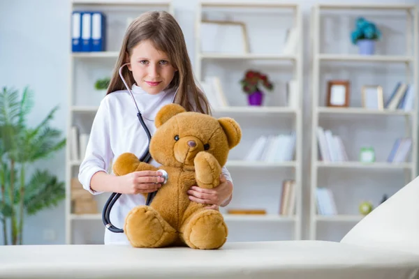 Молодая девушка играет в доктора в концепции раннего развития — стоковое фото