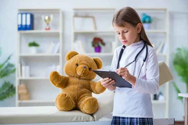Junges Mädchen spielt Ärztin in Frühentwicklungskonzept — Stockfoto