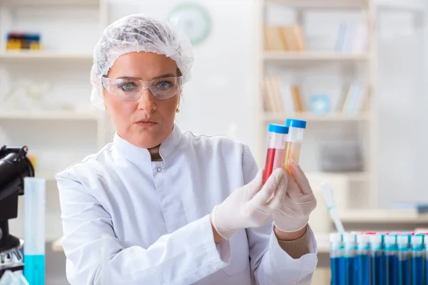 Química feminina a trabalhar em laboratório — Fotografia de Stock