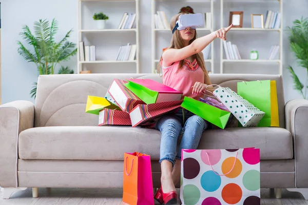 Νεαρή γυναίκα κάνει ψώνια με γυαλιά εικονικής πραγματικότητας — Φωτογραφία Αρχείου