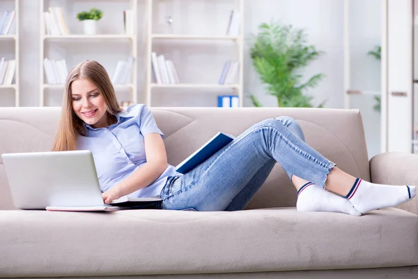 Jonge vrouwelijke student voorbereiding voor college examens — Stockfoto