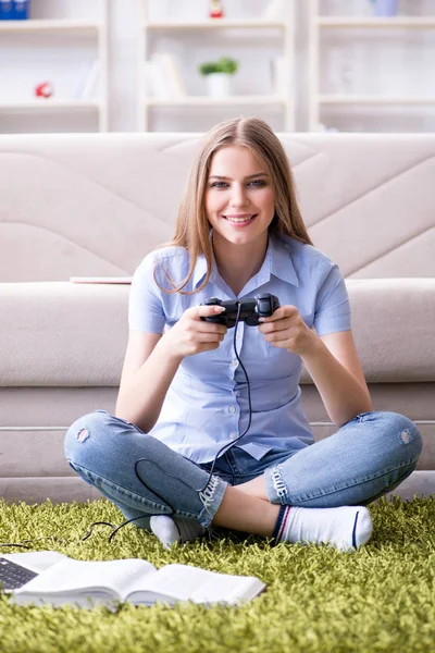 Joven estudiante jugando juegos en casa —  Fotos de Stock