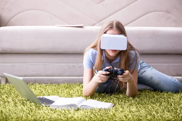 Jong meisje spelen virtual reality games — Stockfoto
