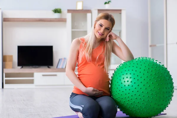 Giovane donna che si prepara per il parto esercitandosi a casa — Foto Stock