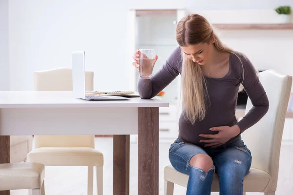 Těhotná žena doma se připravuje na porod — Stock fotografie
