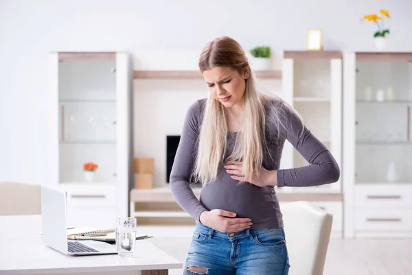 Donna incinta a casa prepararsi per il parto — Foto Stock