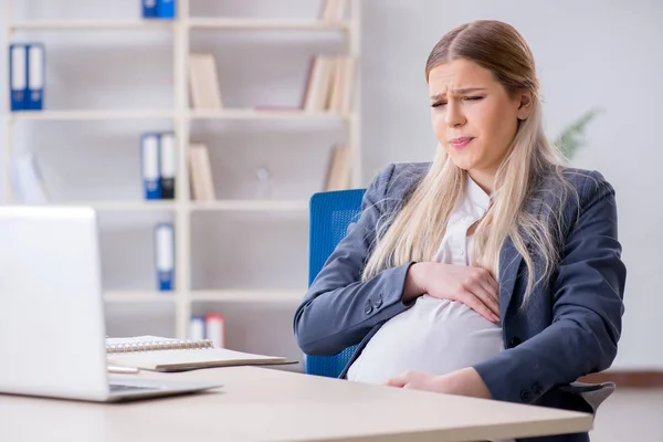Embarazada empleada en la oficina —  Fotos de Stock