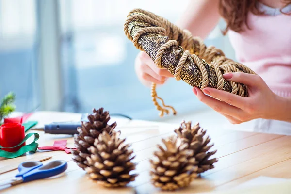 Frau bastelt selbst gemachten Zapfenkranz — Stockfoto