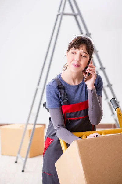 Mujer contratista moviendo cajas en concepto de reubicación —  Fotos de Stock