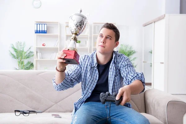 Jeune homme jouant à des jeux informatiques à la maison — Photo