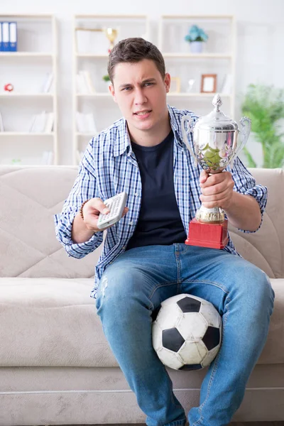 Молодий чоловік студент дивиться футбол вдома — стокове фото