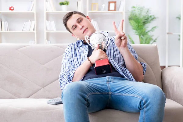 Jeune homme étudiant regarder le football à la maison — Photo