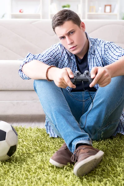 Jovem jogando jogos de computador em casa — Fotografia de Stock