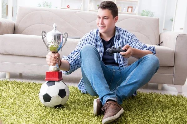 Hombre joven jugando juegos de ordenador en casa —  Fotos de Stock