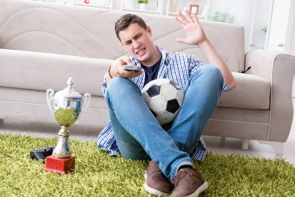 Joven estudiante viendo fútbol en casa — Foto de Stock