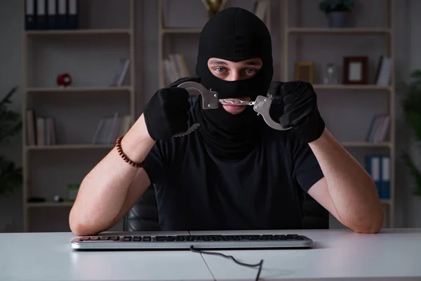 Hacker hacken computer laat op de avond — Stockfoto