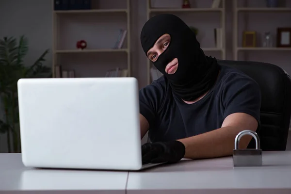 Hacker hacking computer late at night — Stock Photo, Image