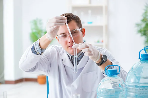 Jovem estudante de química experimentando em laboratório — Fotografia de Stock